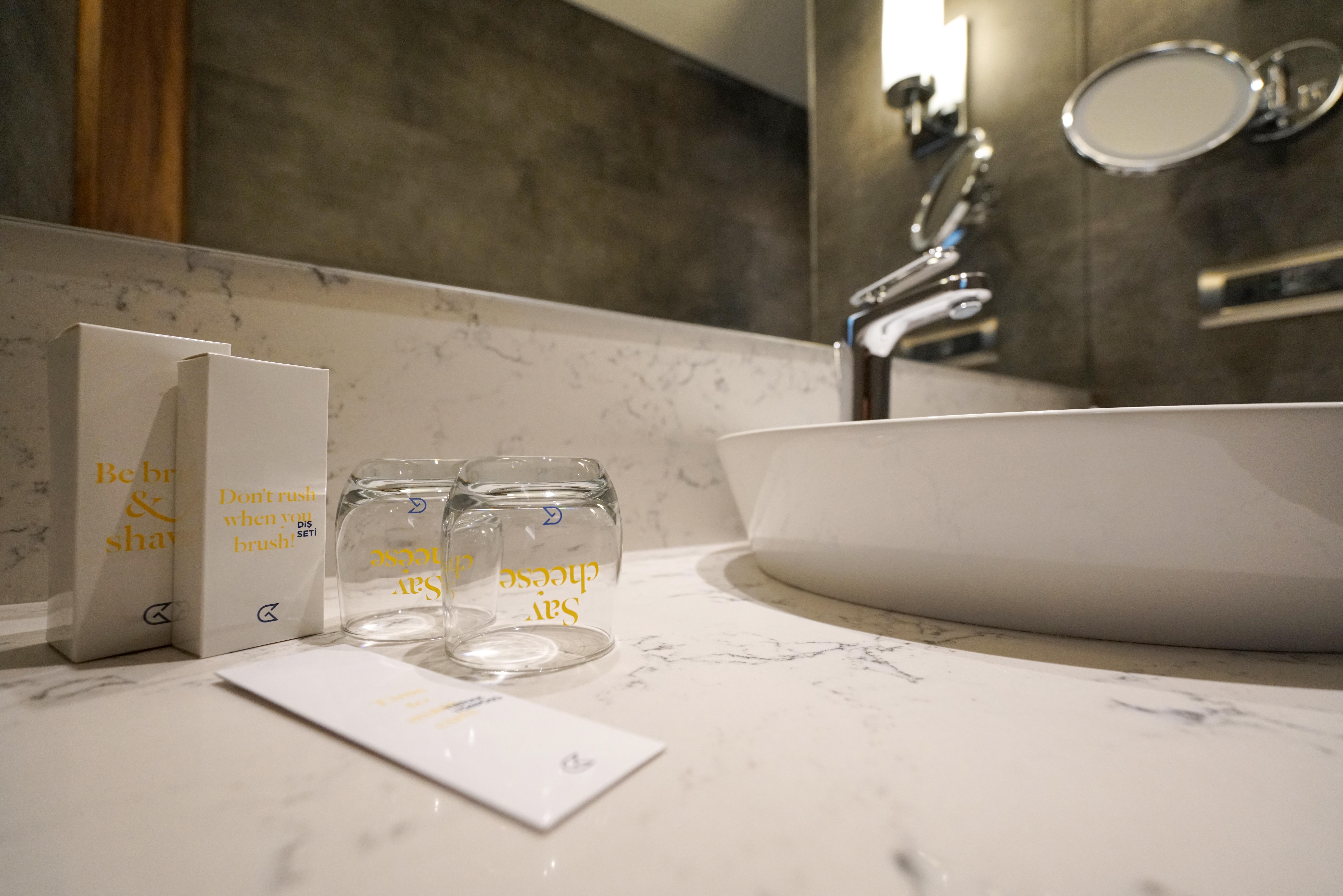 Golden Tulip Istanbul Bayrampasa Hotel Exterior photo Bathroom amenities