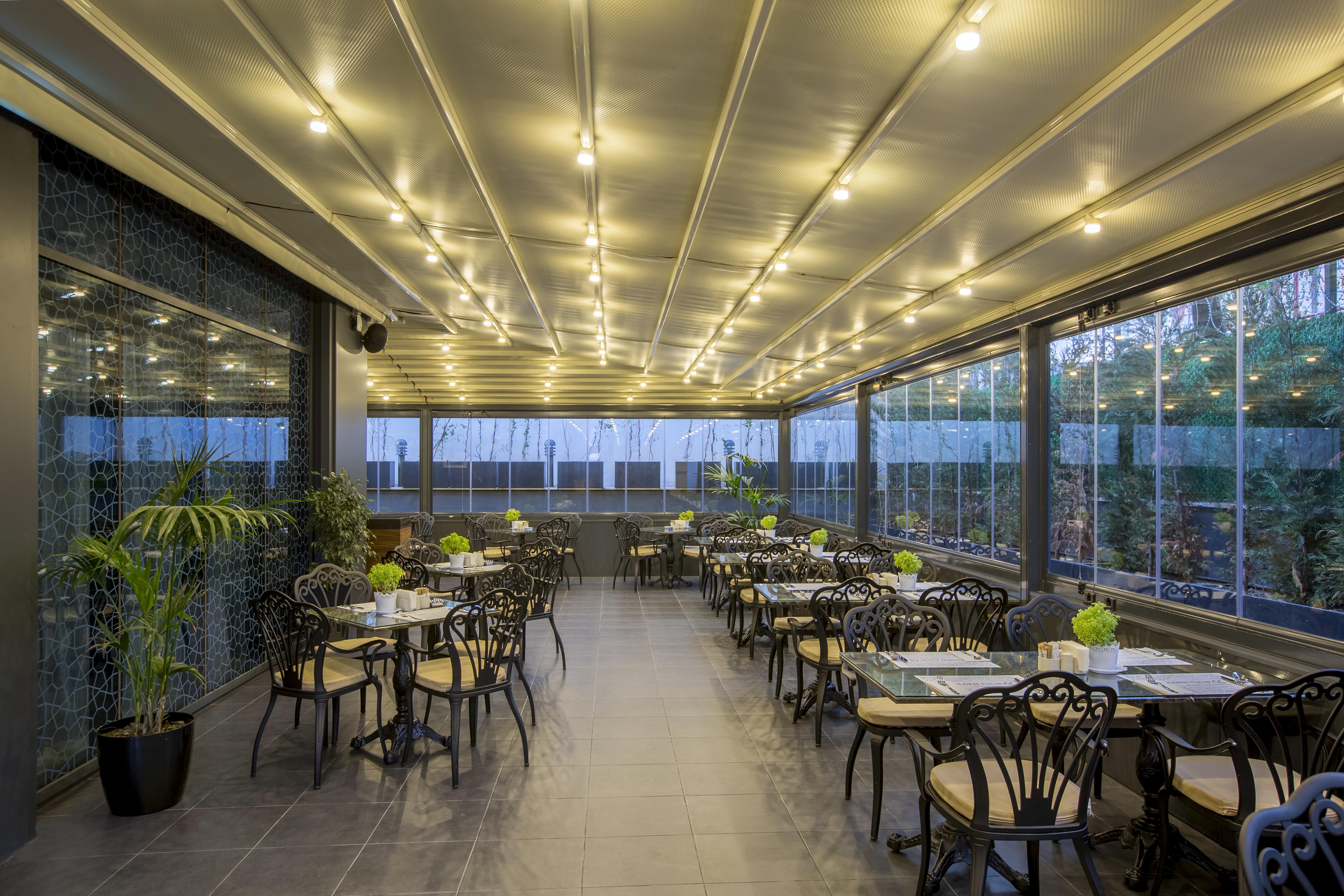 Golden Tulip Istanbul Bayrampasa Hotel Exterior photo Restaurant