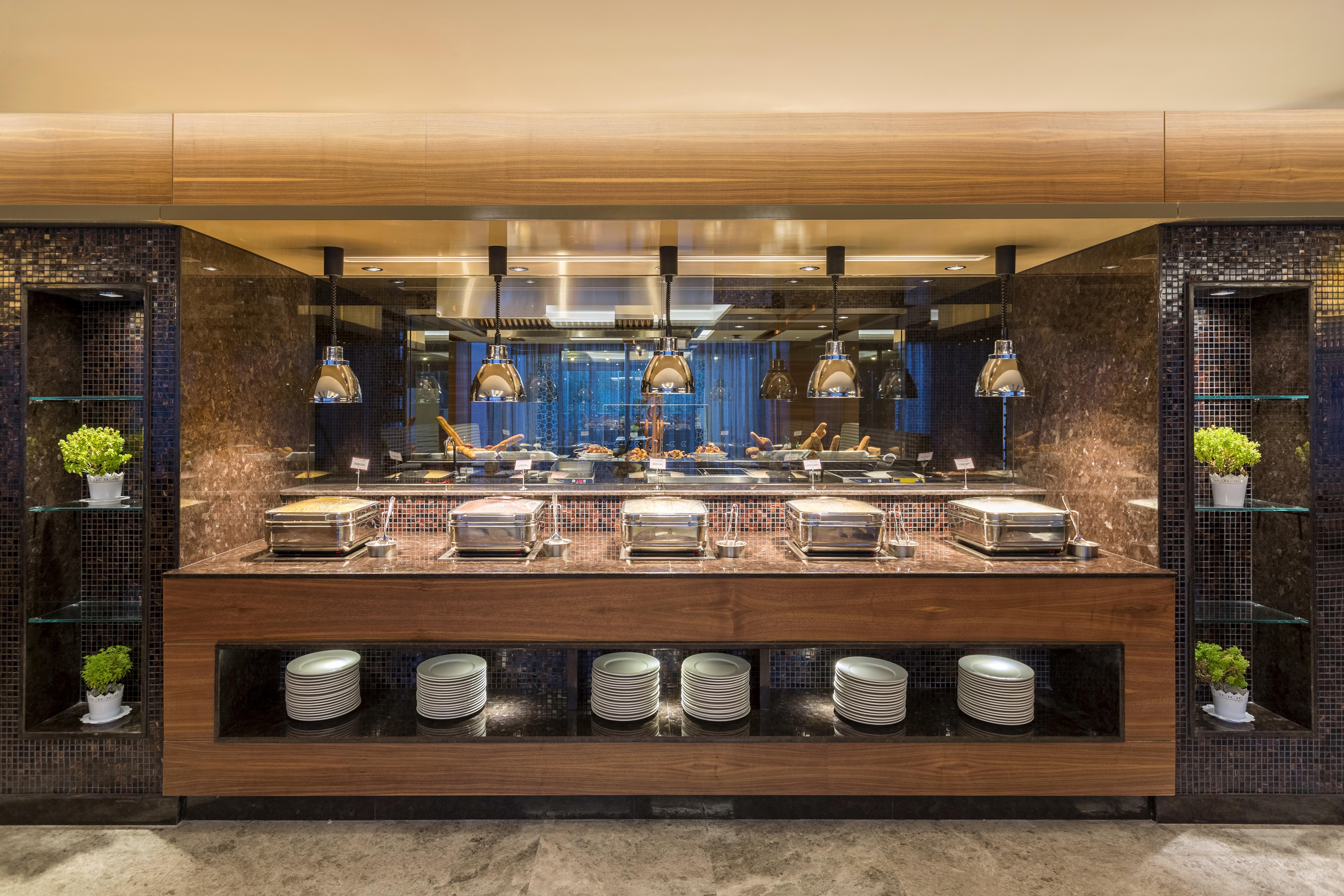 Golden Tulip Istanbul Bayrampasa Hotel Exterior photo A buffet at a hotel